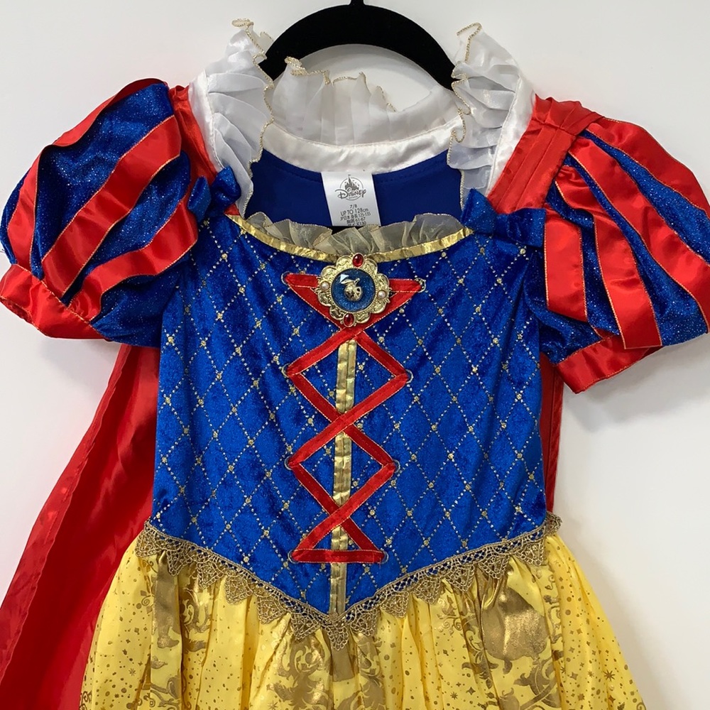 Stunning Snow White costume. Disney store. Like new.sz 7/8